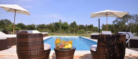 Una piscina al aire libre