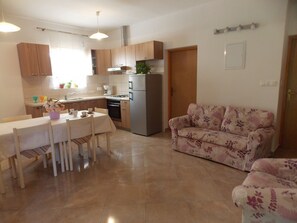House | Private kitchen | Fridge, microwave, oven, stovetop - House Andro (Bibinje)