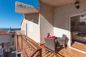 Room (S4) | Balcony