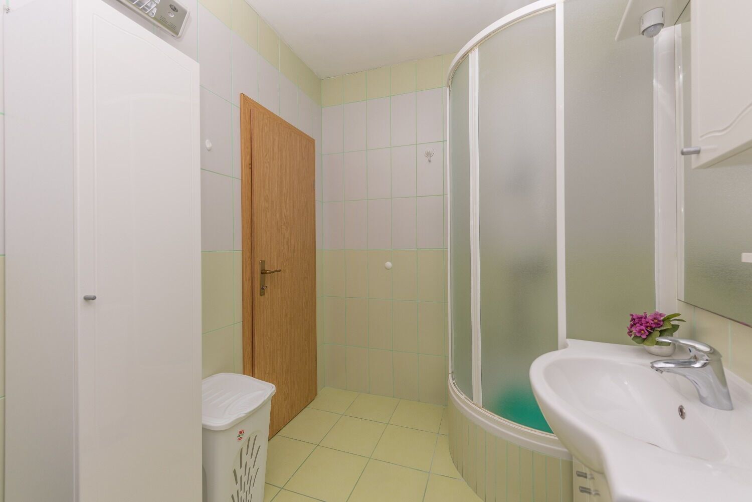 Un baño con ducha, lavamanos e inodoro.
