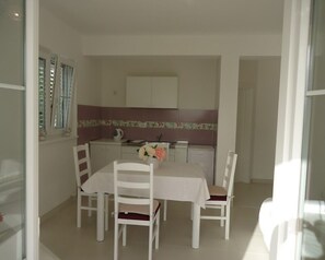 Apartment (A1) | Dining - Apartments Mirjana (Pakostane)