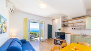 A modern apartment with a living room, dining area, and kitchen. - Apartments Horizont (Gradac)