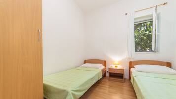 Apartment (A2) | In-room safe, iron/ironing board, free WiFi
