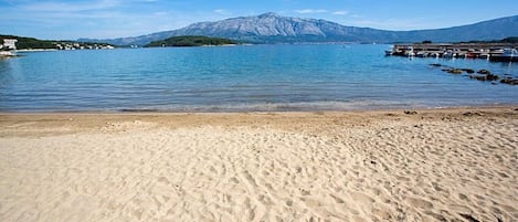 鄰近海灘