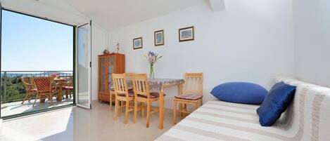 Apartment (A2) | Dining