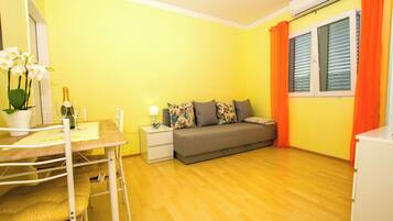 Apartment (A1) | Dining