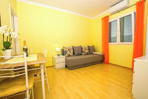 Apartment (A1) | Dining