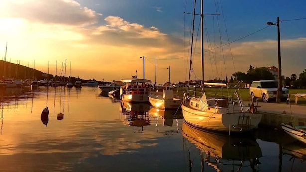 A marina with boats docked at sunset. - Apartment Neno (Preko)