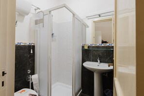 Shower, hair dryer, towels - Mini Suite at Bnb Via Roma (Marsala)