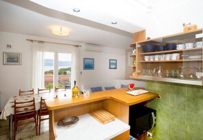 Apartamento (A1) | Cocina privada | Frigorífico, horno, placa de cocina y hervidor eléctrico