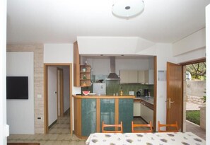 Apartment (A1) | Private kitchen | Fridge, oven, stovetop, electric kettle - Apartments Damir (Postira)
