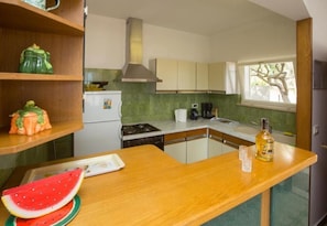 Apartamento (A1) | Cocina privada | Frigorífico, horno, placa de cocina y hervidor eléctrico