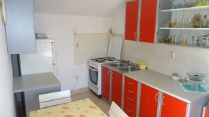 Apartment (A2) | Private kitchen | Fridge, oven, stovetop, dishwasher - Apartment Pava (Solta)
