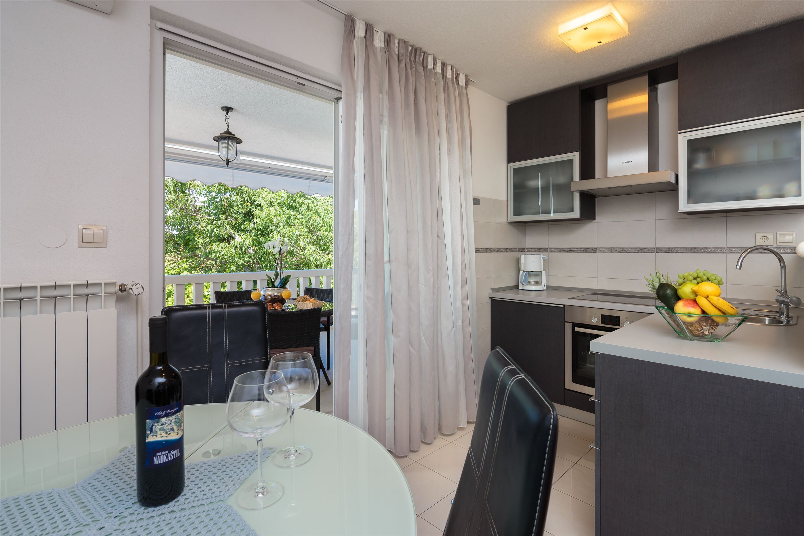 Maison | Cuisine privée | Réfrigérateur, four à micro-ondes, un four, surface de cuisson