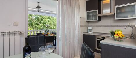 Maison | Cuisine privée | Réfrigérateur, four à micro-ondes, un four, surface de cuisson