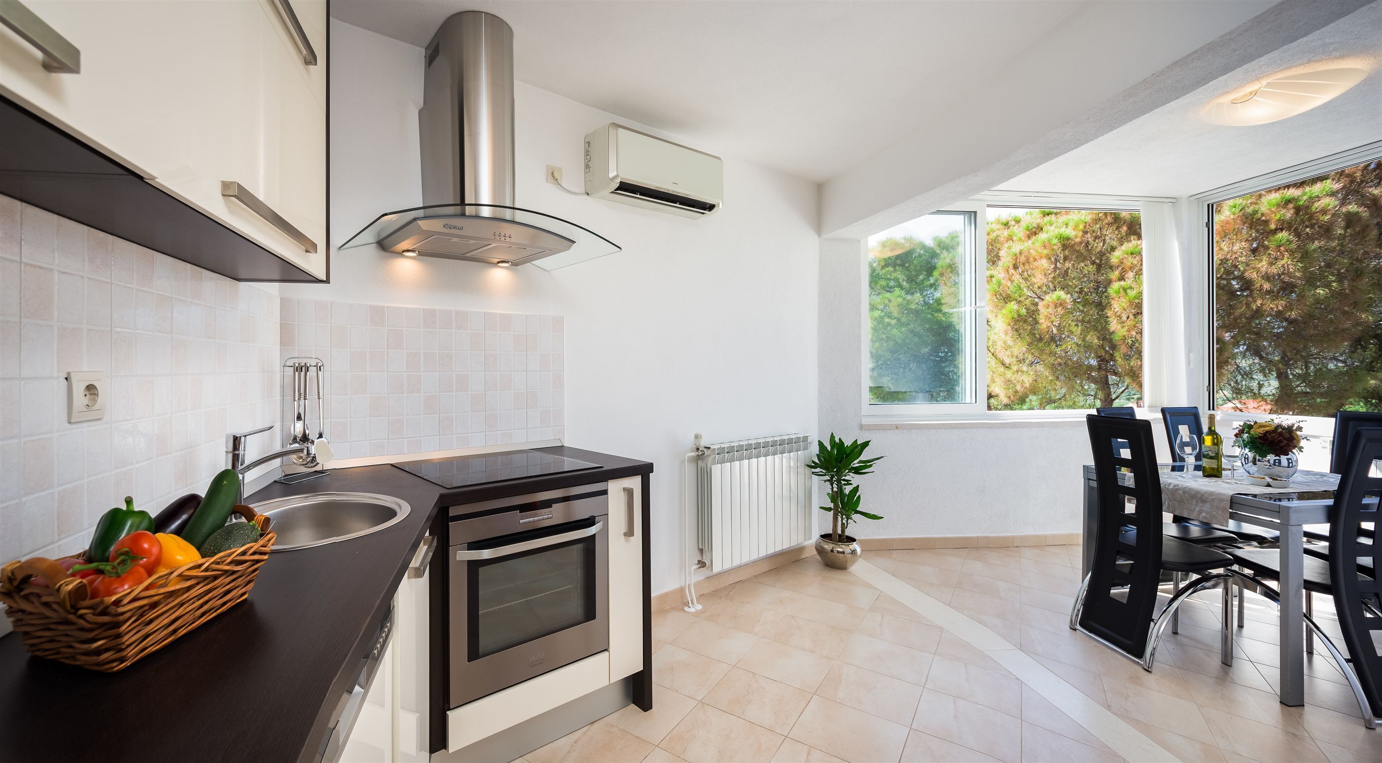 Maison | Cuisine privée | Réfrigérateur, four à micro-ondes, un four, surface de cuisson