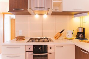 Apartment (A1) | Private kitchen | Fridge, oven, stovetop, espresso maker - Apartments Mari (Omis)