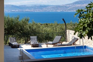 Outdoor pool - House Mario (Supetar)