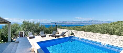 สระว่ายน้ำกลางแจ้ง