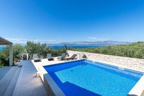 Outdoor pool - House Mario (Supetar)