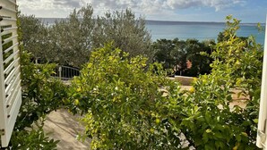 A balcony with a view of the sea and trees. - Apartment Ante (Starigrad)
