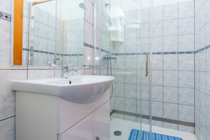 Studio (A2) | Bathroom | Shower - Apartments Boro (Dugi Rat)