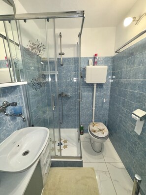 Apartment (A1) | Bathroom | Towels - Apartments and Room Villa Makaj (Jelsa)