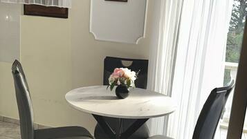 Studio (A2) | Dining