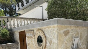 Exterior detail - Apartments and Room Villa Makaj (Jelsa)