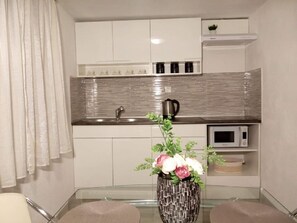 Apartment (A1) | Private kitchen | Fridge, stovetop, electric kettle, cookware/dishes/utensils
