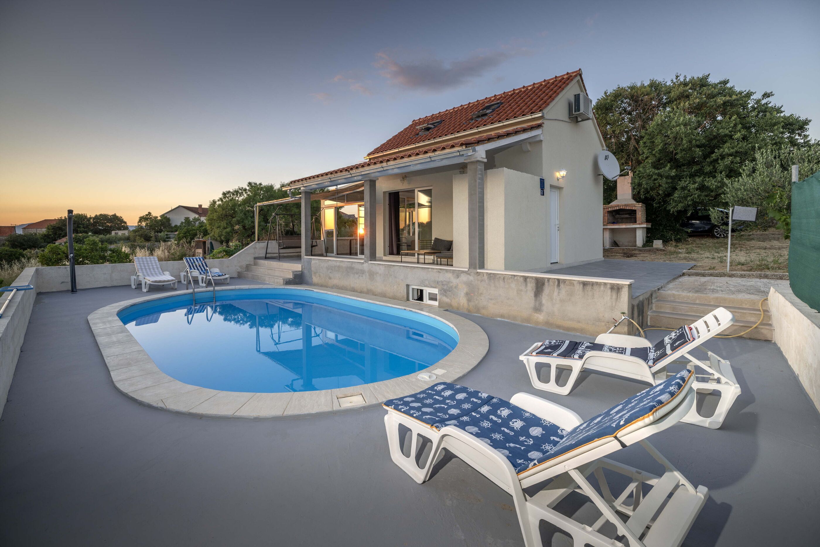 Una piscina techada, una piscina al aire libre