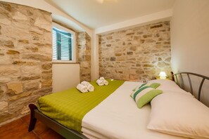 Apartment (A2) | Iron/ironing board, free WiFi - Apartments Villa Mirakul (Kastela)