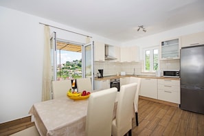House | Private kitchen | Fridge, microwave, oven, stovetop
