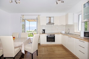 Maison | Cuisine privée | Réfrigérateur, four à micro-ondes, un four, surface de cuisson