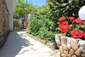 Studio (A2) | Courtyard - Apartments Roko (Primosten)