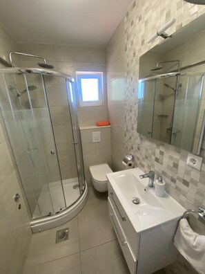 Apartment (A3) | Bathroom - Apartments Miroslava (Okrug)
