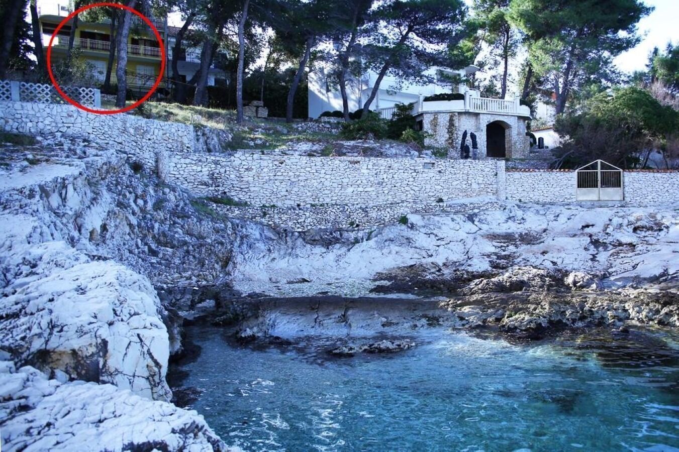 بالقرب من الشاطئ