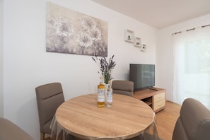 Apartment (A2) | Dining