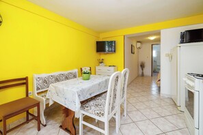 Appartement (A3) | Privékeuken | Een koelkast, een oven, een kookplaat, een espressoapparaat