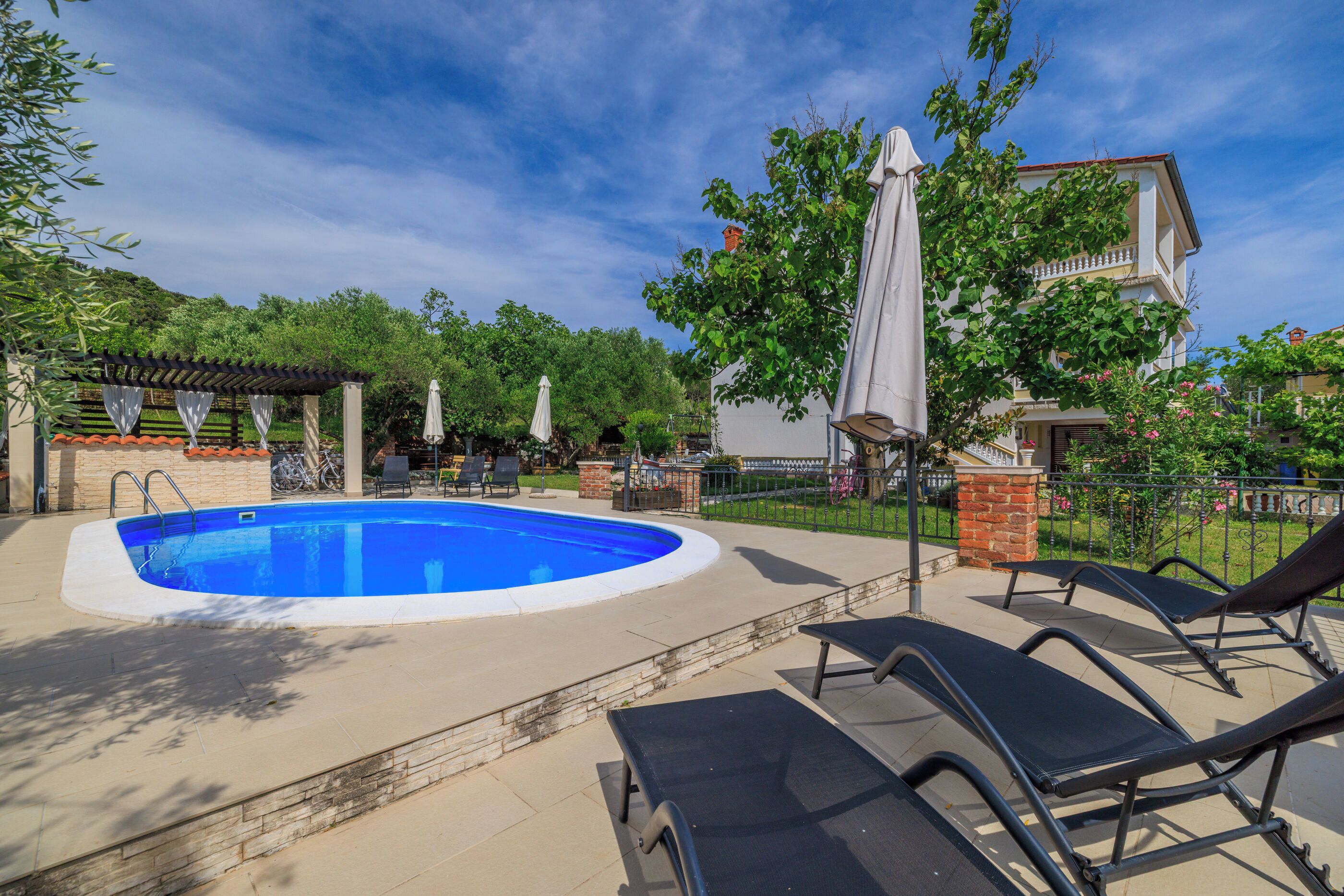 Outdoor pool, pool umbrellas, sun loungers