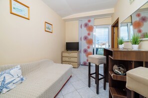 Apartment (A2) | Dining
