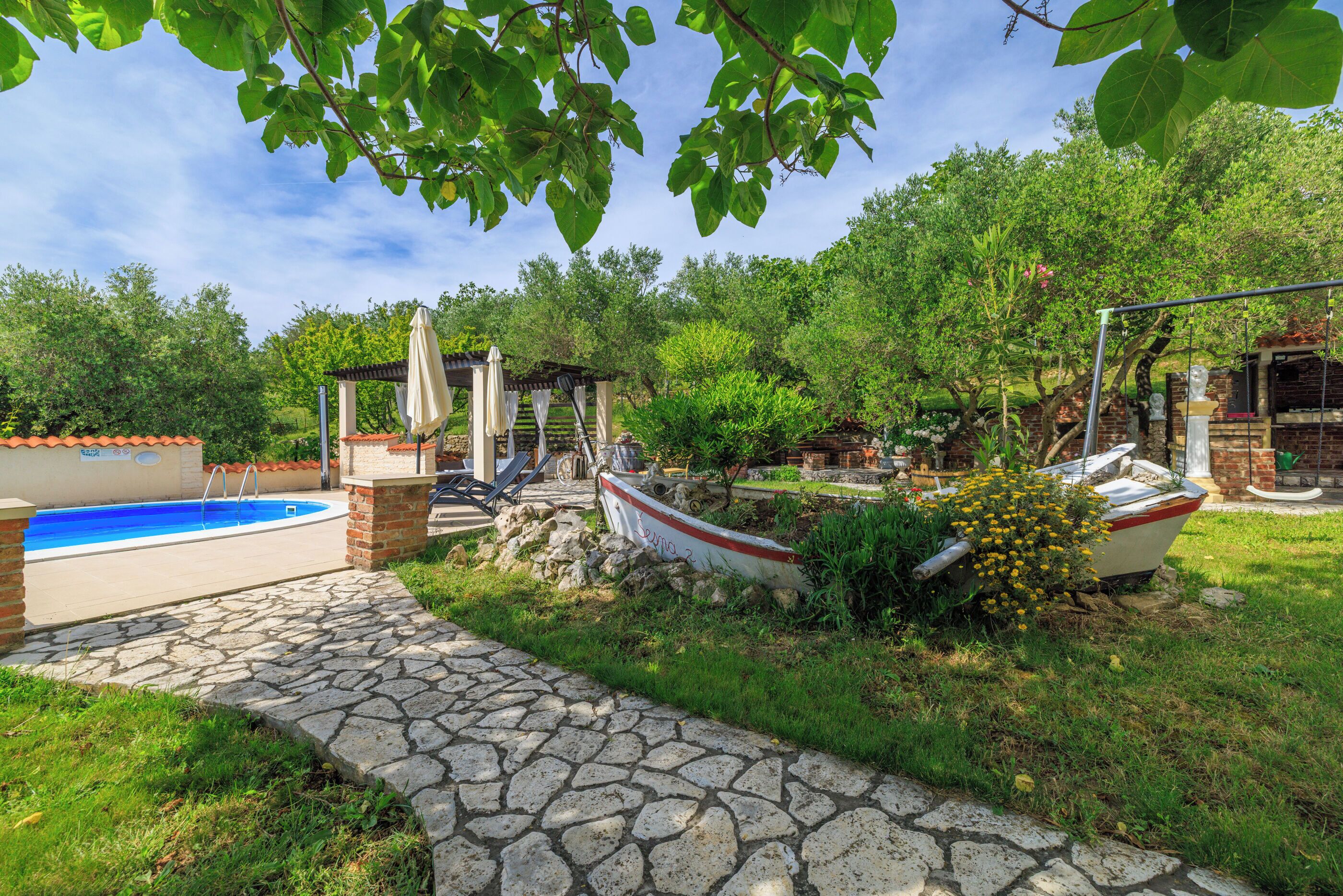 حمّام سباحة خارجي، مظلات على حمّام السباحة، مقاعد للتشمس