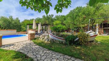 Außenpool, Sonnenschirme, Liegestühle