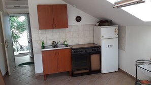Apartment (A1) | Private kitchen | Fridge, oven, cookware/dishes/utensils, freezer - Apartments Marija (Dubrovnik)