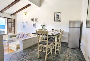 Apartamento (A1) | Cocina privada | Frigorífico, microondas, horno y placa de cocina