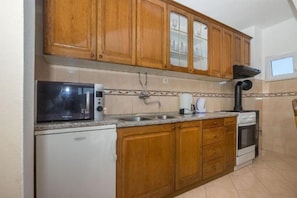 Apartemen (A2) | Dapur pribadi | Lemari es, oven, kompor, dan ketel listrik