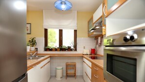 Căn hộ (A1) | Bếp riêng | Tủ lạnh, lò nướng, bếp nấu, máy rửa bát 