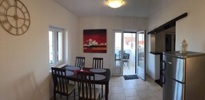 Apartemen (A1) | Tempat makan