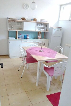 Rumah | Dapur pribadi | Lemari es, oven, kompor, dan mesin pencuci piring
