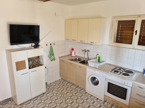 Refrigerador, horno, placa de cocina, tetera/pava eléctrica